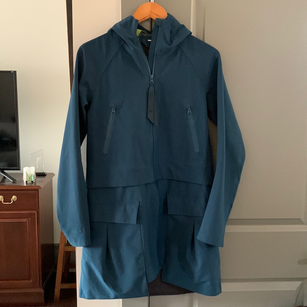 LULU LEMON RAIN COAT